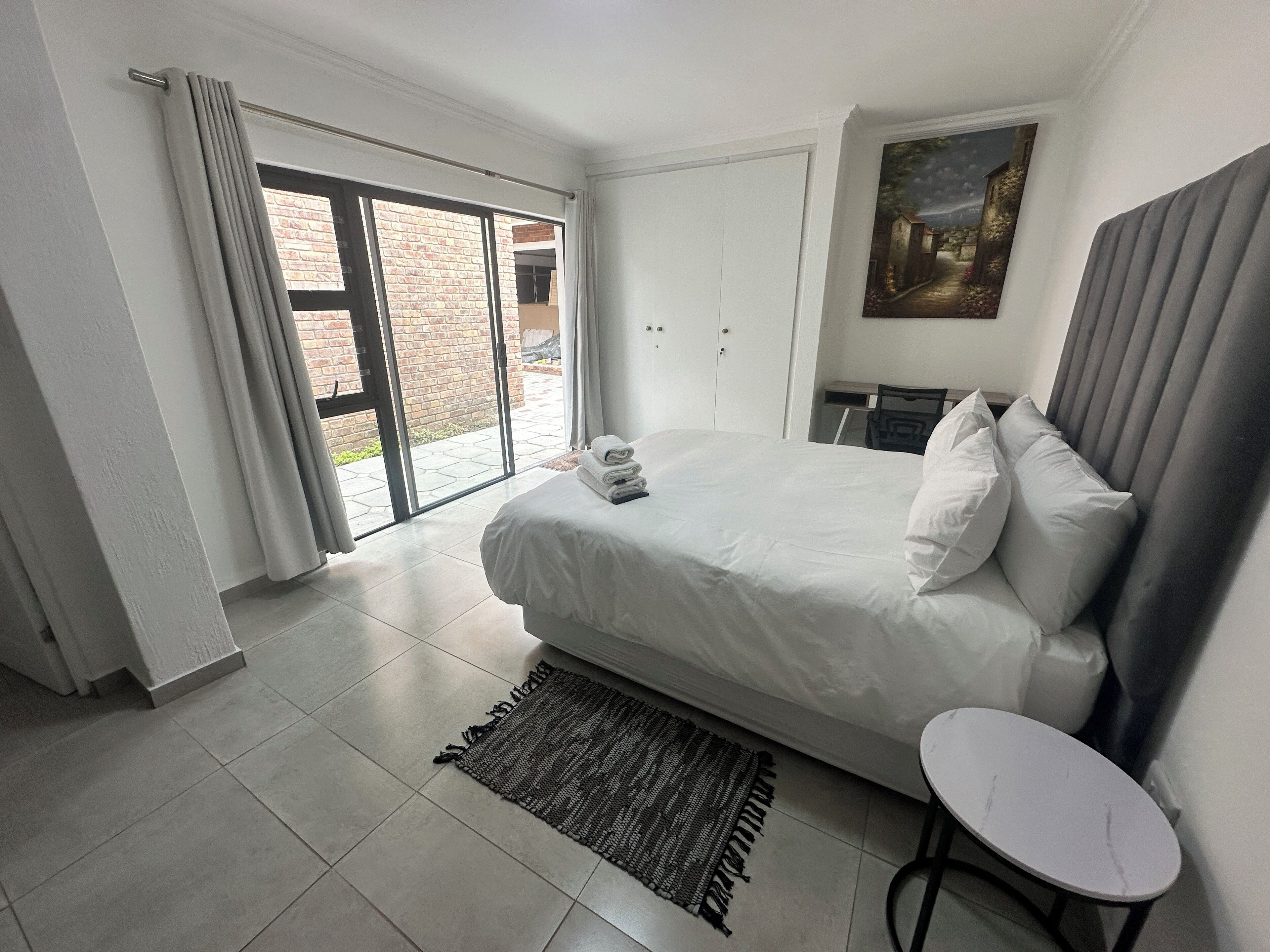 行政套房 | 特色家居、办公桌、笔记本电脑工作区、熨斗/熨板