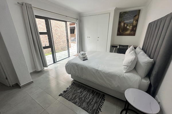 Comfort-Suite | Individuell eingerichtet, Schreibtisch, laptopgeeigneter Arbeitsplatz