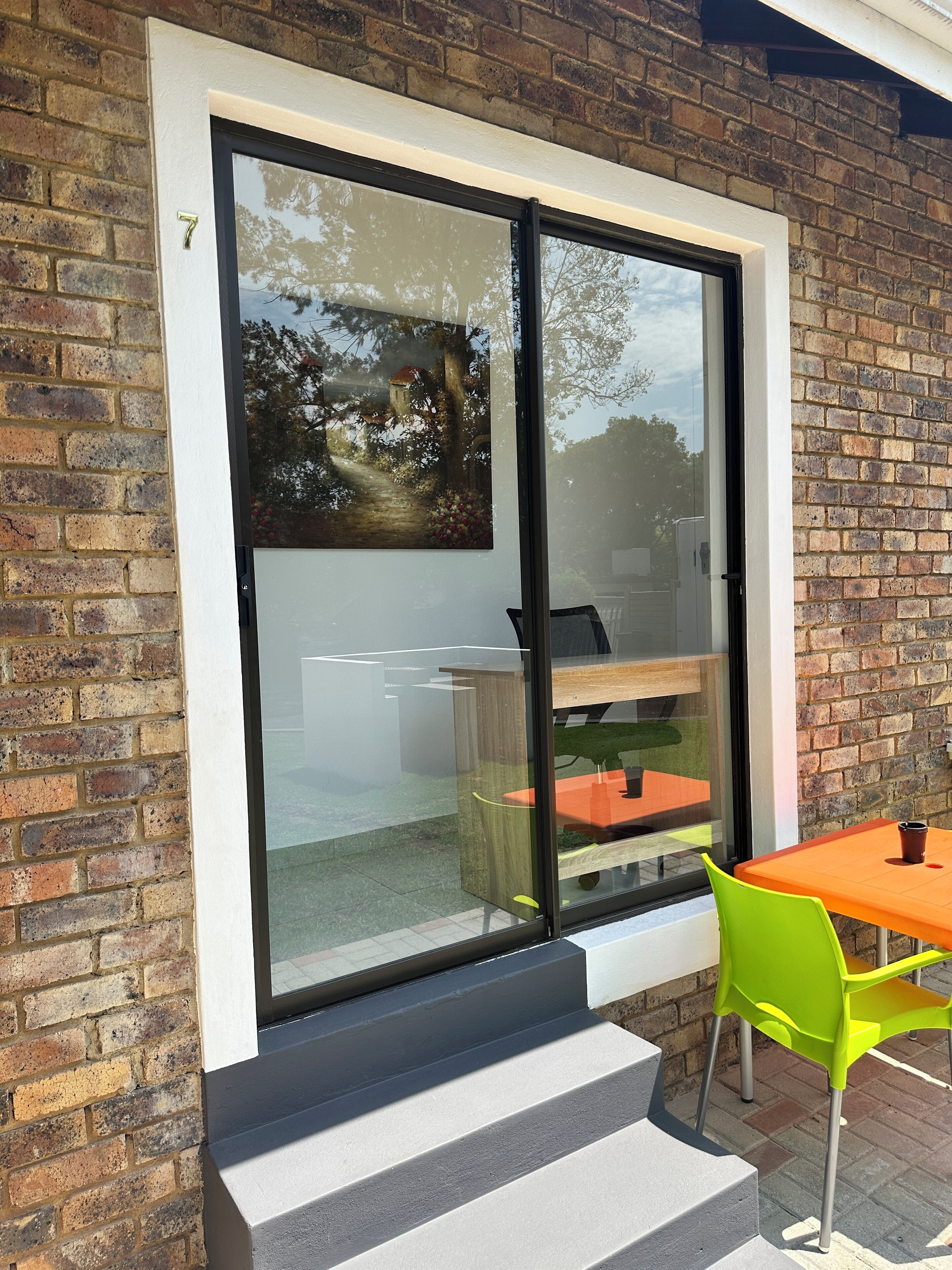 舒适开间 | 特色家居、办公桌、笔记本电脑工作区、熨斗/熨板