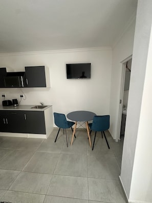 Suíte conforto | Cozinha privada | Frigobar, micro-ondas, chaleira elétrica, torradeira