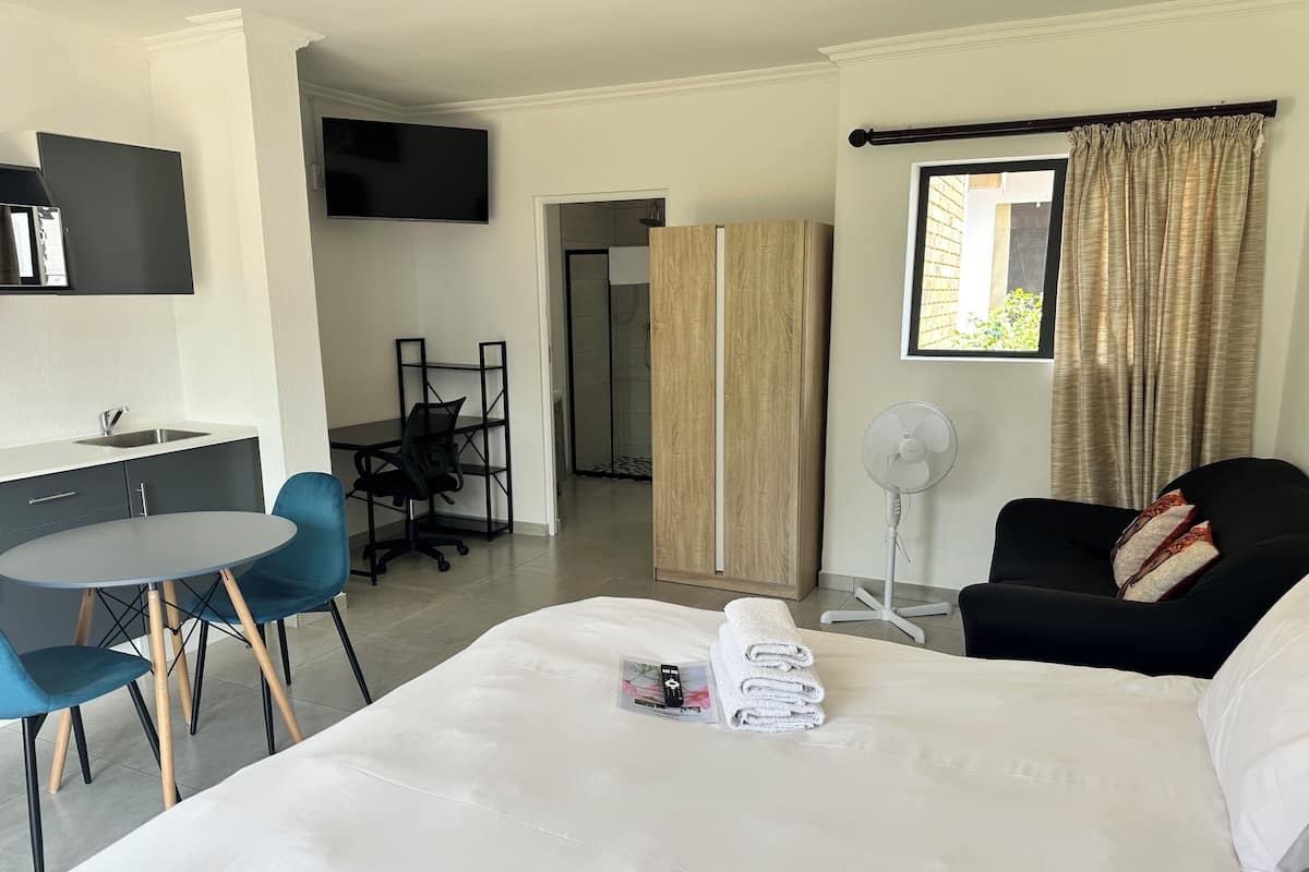 Muebles diferentes, escritorio y espacio para trabajar con laptop