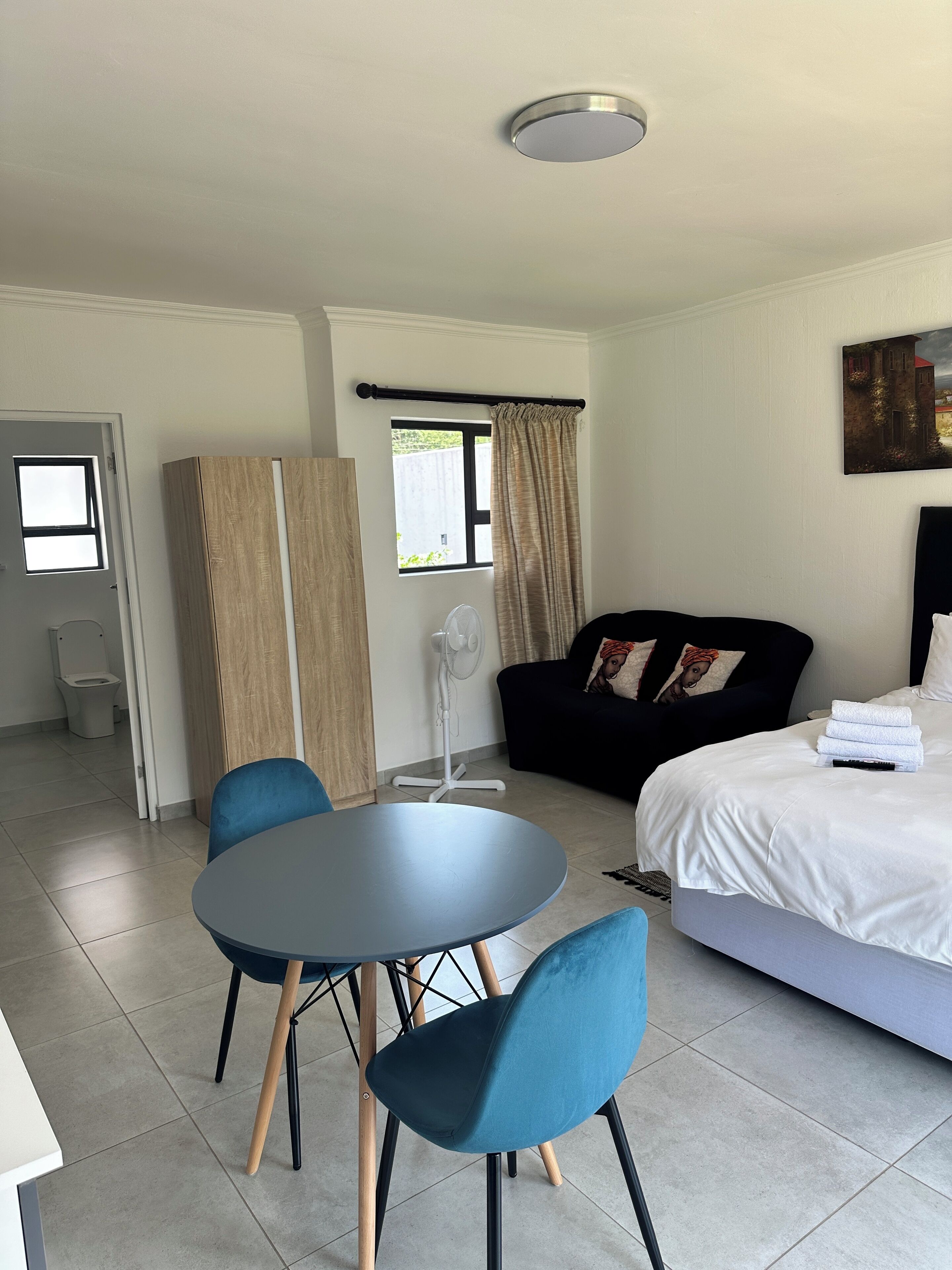 行政套房 | 特色家居、办公桌、笔记本电脑工作区、熨斗/熨板