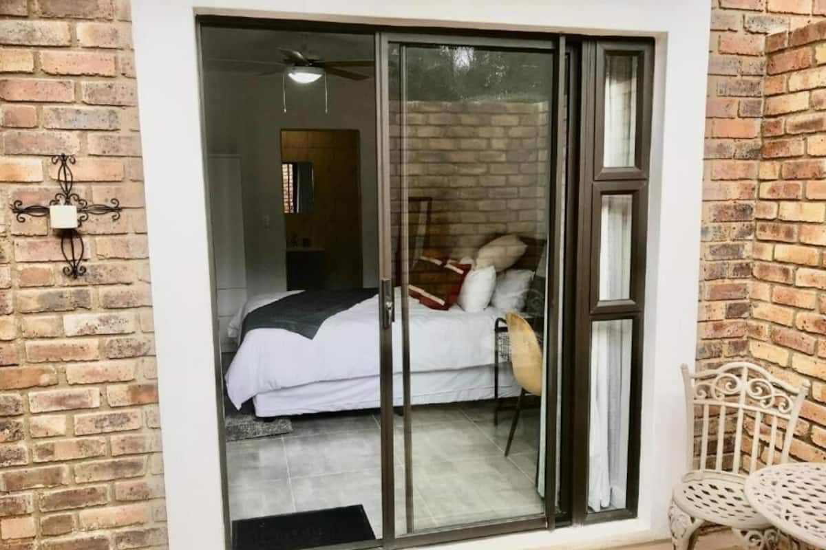 Estudio estándar, patio | Escritorio y espacio para trabajar con un portátil
