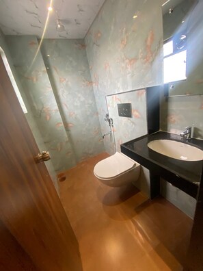 Habitació Deluxe | Bany | Dutxa, articles de tocador gratuïts, tovalloles i sabó