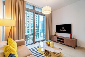 TV - Luxury 1BR in Marina Gate with Infinity Pool (Dubai)