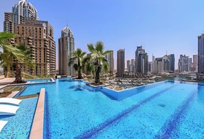 Une piscine avec une vue sur la ville en arrière-plan.
