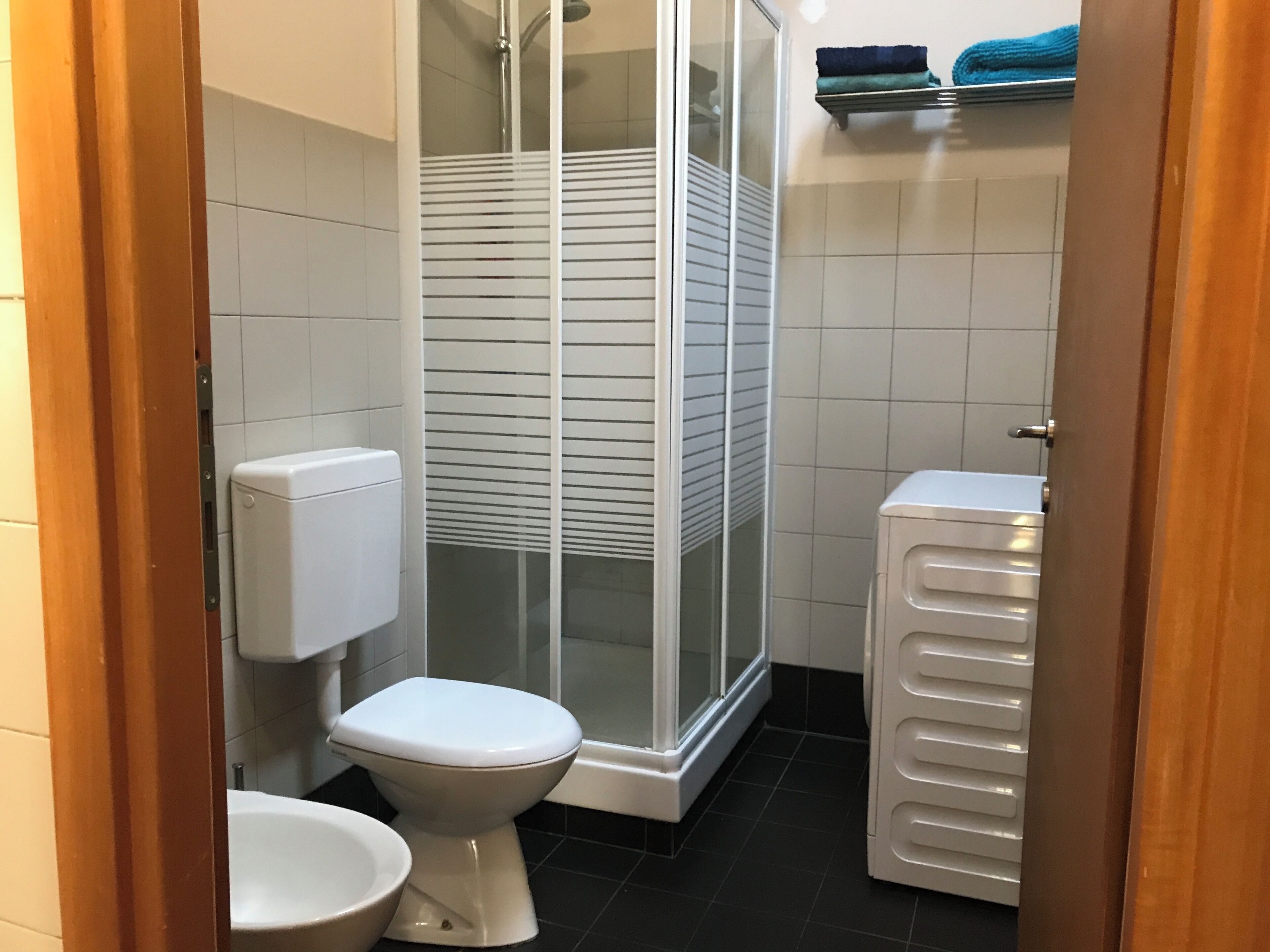 Asciugacapelli, bidet, asciugamani, sapone