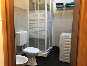 Haartrockner, Bidet, Handtücher, Seife