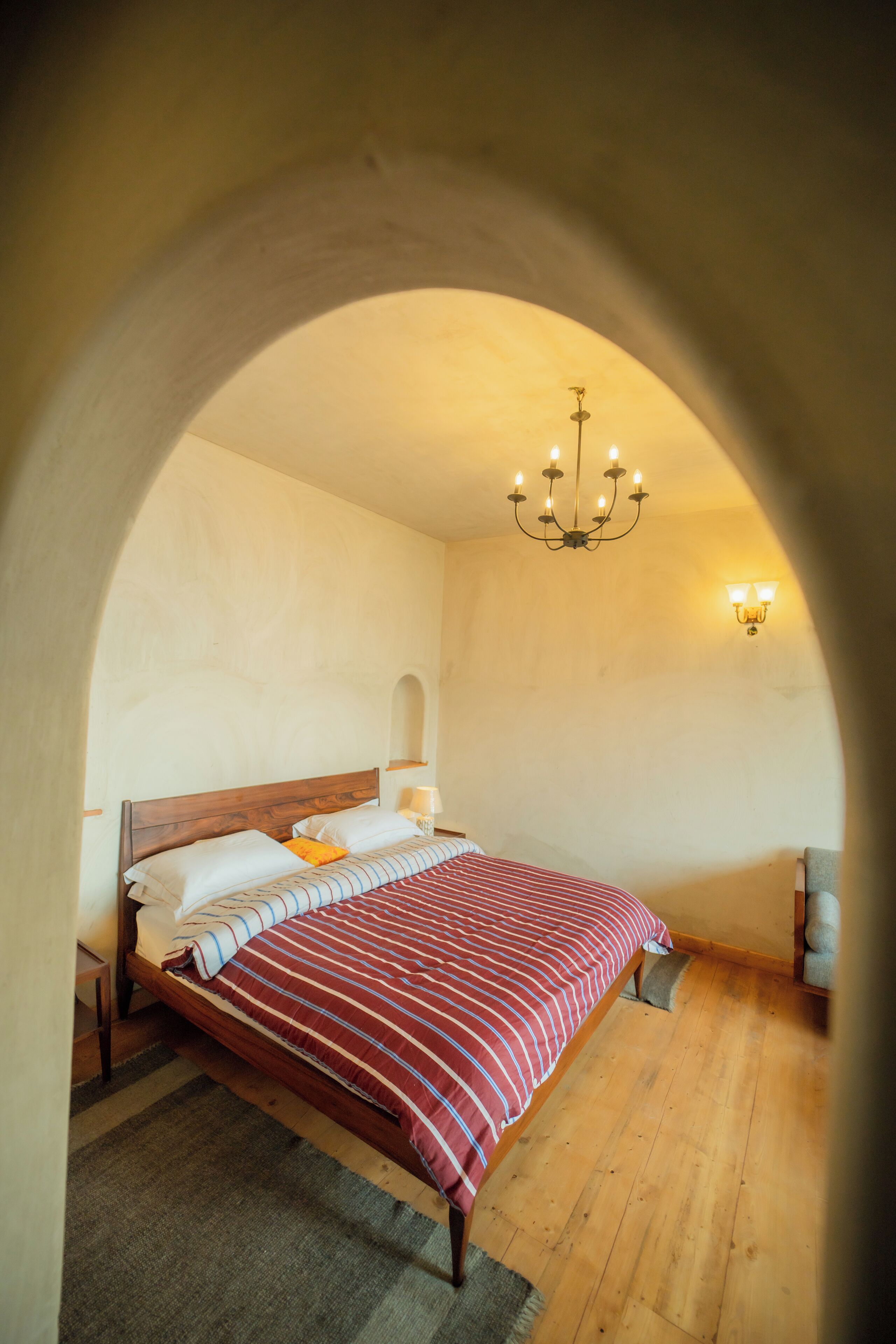 Escritorio, espacio para trabajar con laptop y wifi gratis 