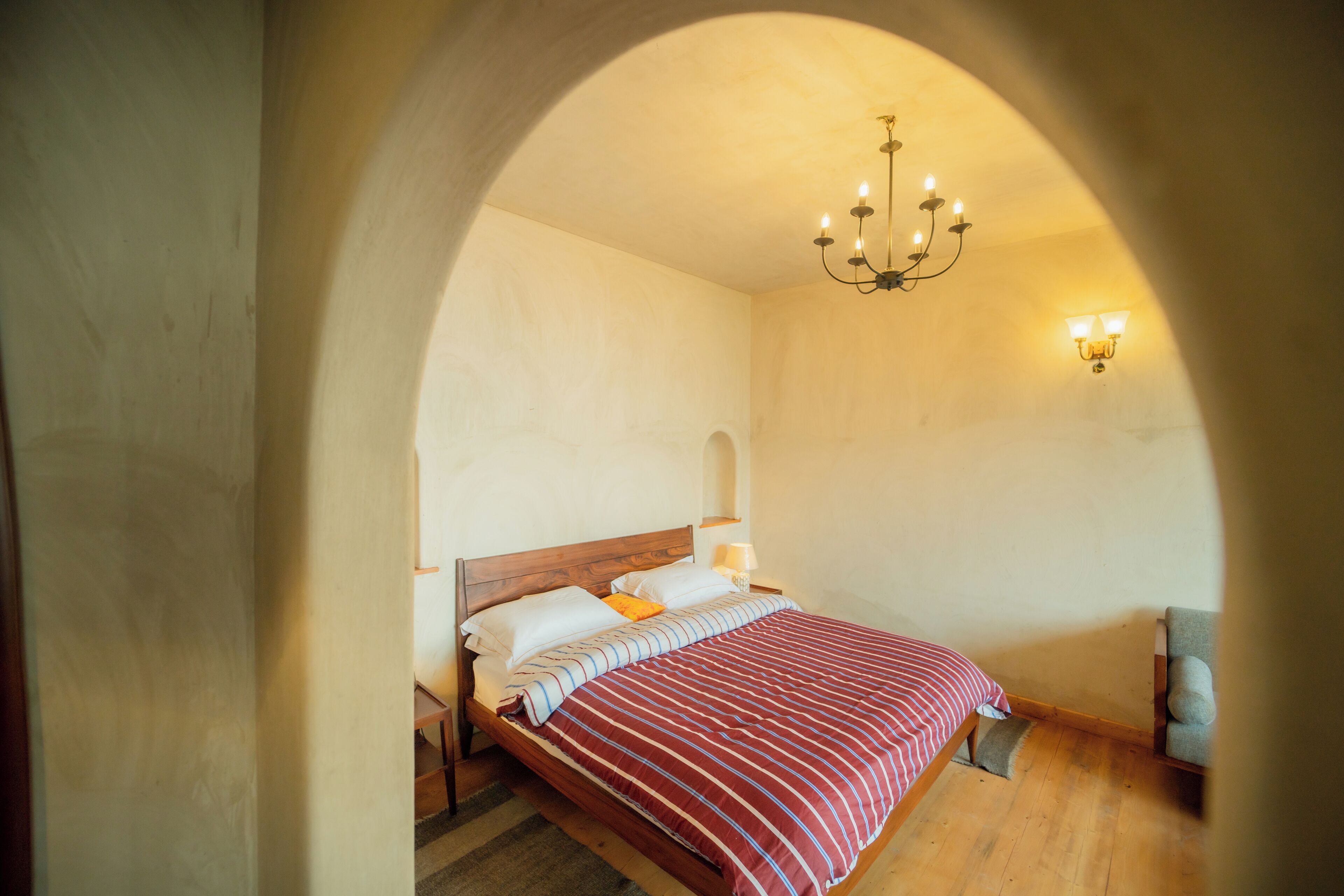 Escritorio, espacio para trabajar con laptop y wifi gratis 