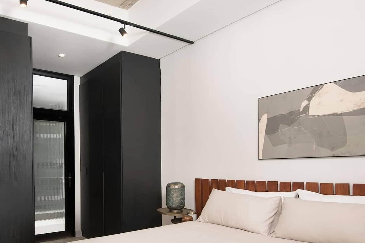 Apartamento luxo, 1 quarto, vista para a cidade | Cofres nos quartos, espaço de trabalho para notebook, cortinas blackout