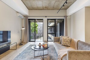 Departamento Deluxe, 2 habitaciones, balcón, vista a la ciudad | Área de sala de estar