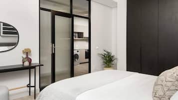 Apartamento Deluxe, 1 habitación, vistas a la ciudad | Caja fuerte, espacio para trabajar con un portátil, cortinas opacas