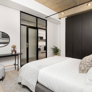 Apartamento luxo, 1 quarto, vista para a cidade | Cofres nos quartos, espaço de trabalho para notebook, cortinas blackout