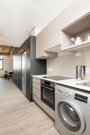 Studio Deluks, pemandangan kota | Dapur pribadi | Lemari es, microwave, oven, dan kompor