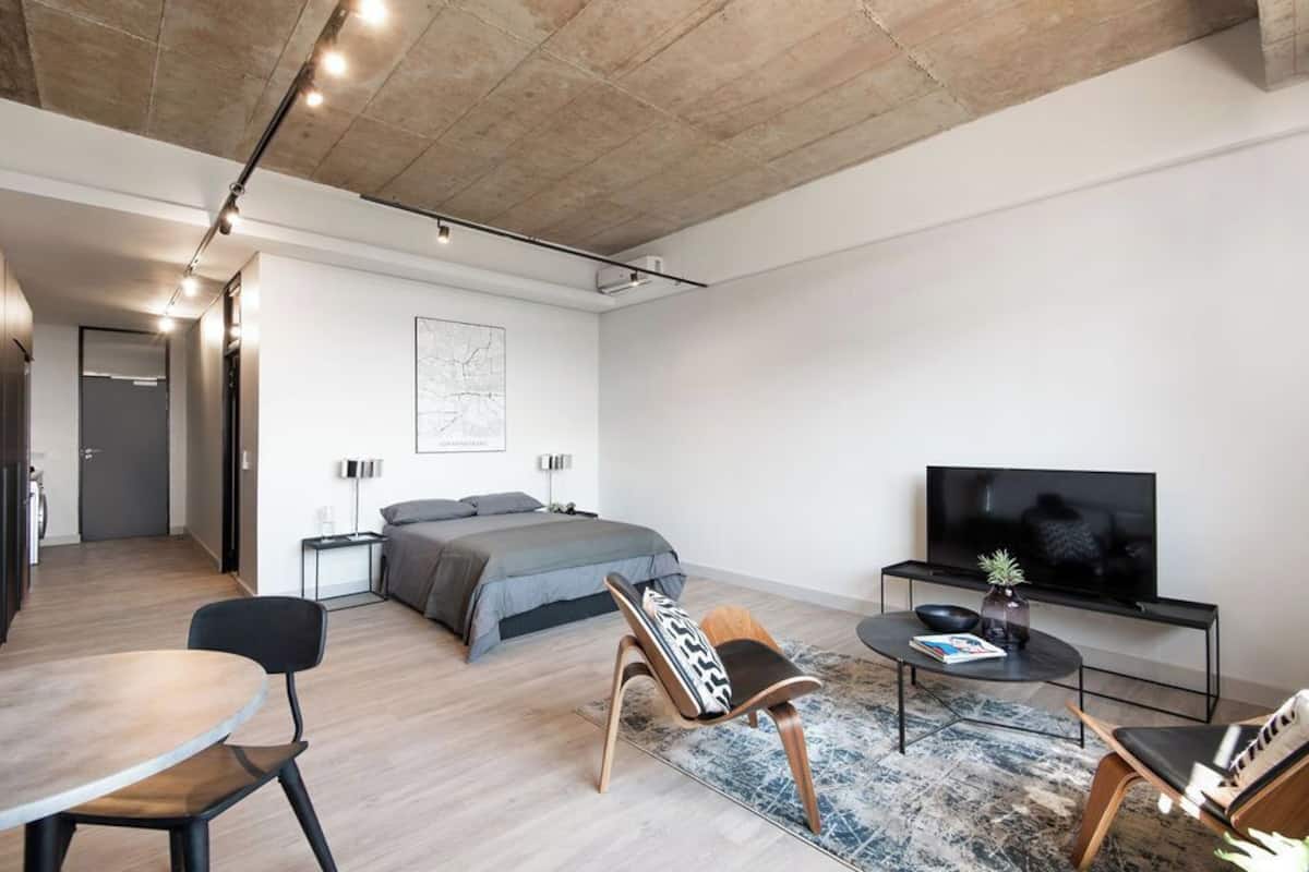 Estudio Deluxe, vistas a la ciudad | Caja fuerte, espacio para trabajar con un portátil, cortinas opacas