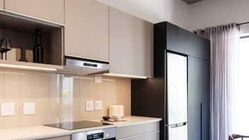 Deluxe Apartment, 1 Bedroom, City View | Private kitchen | Fridge, microwave, oven, stovetop