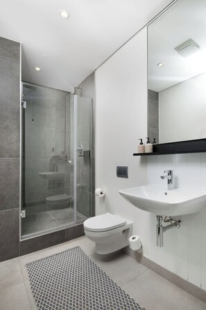 Shower, free toiletries, hair dryer, towels - The Lineal Luxury Apartments - Airscape (Sandton)
