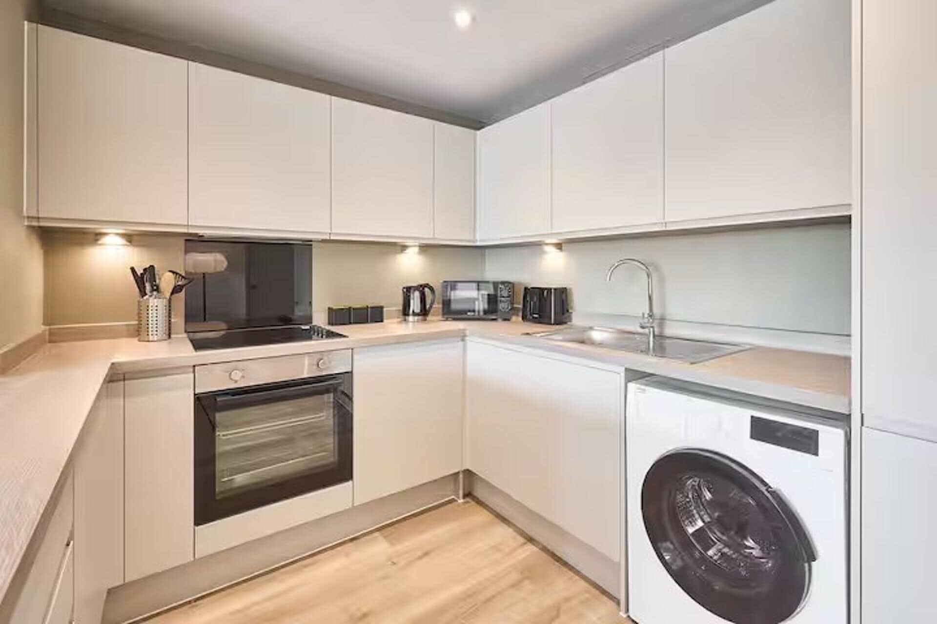 冰箱、微波炉、烤箱、炉灶