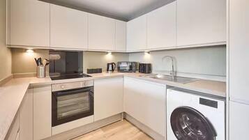 Jääkaappi, mikroaaltouuni, uuni, liesi