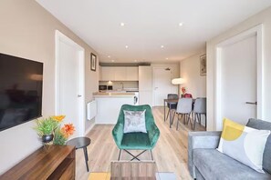 Living area - Near Xmas Market & Stadium-parking-wifi-sleeps 6 (Liverpool)