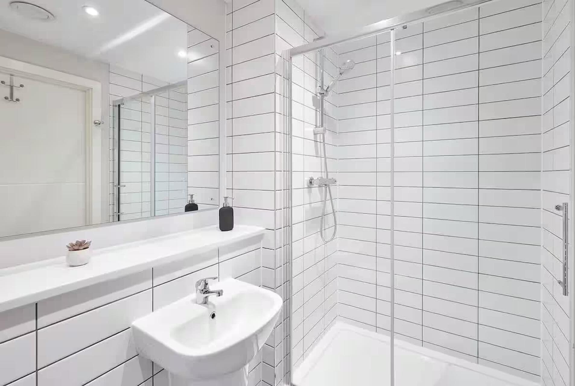 Suihku, hiustenkuivaaja, pyyhkeet