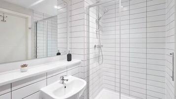 Suihku, hiustenkuivaaja, pyyhkeet