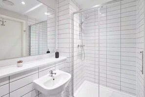 Shower, hair dryer, towels - Near Xmas Market & Stadium-parking-wifi-sleeps 6 (Liverpool)