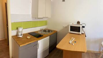 Refrigerador, microondas, parrilla de estufa y cafetera y tetera