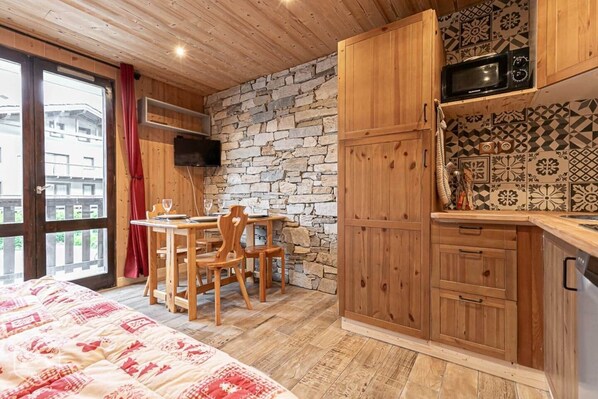 1 bedroom, travel crib