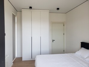 3 bedrooms, desk, free WiFi, bed sheets