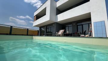 Een buitenzwembad, een verwarmd zwembad