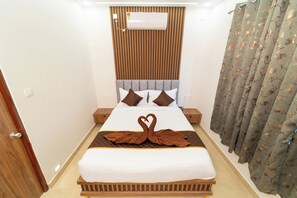 Deluxe-Doppelzimmer | Badezimmer | Dusche, Handtücher, Seife, Shampoo