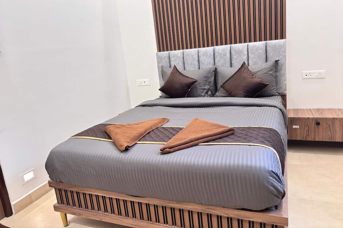 Quarto casal luxo | Espaço de trabalho para notebook, ferros/tábuas de passar roupa