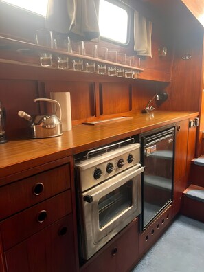 Oven, stovetop, electric kettle, cookware/dishes/utensils