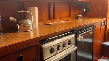 Ofen, Herdplatte, Wasserkocher, Kochgeschirr/Geschirr/Besteck