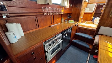 Ofen, Herdplatte, Wasserkocher, Kochgeschirr/Geschirr/Besteck