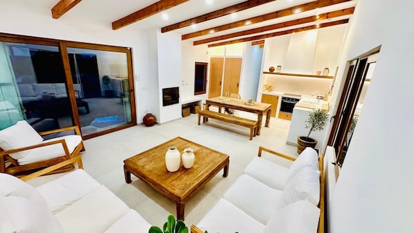 TV, fireplace
