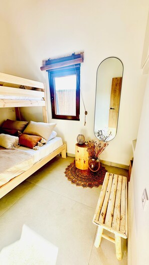 3 عدّة غرف نوم ومكواة/لوح كي وملاءات أسرّة