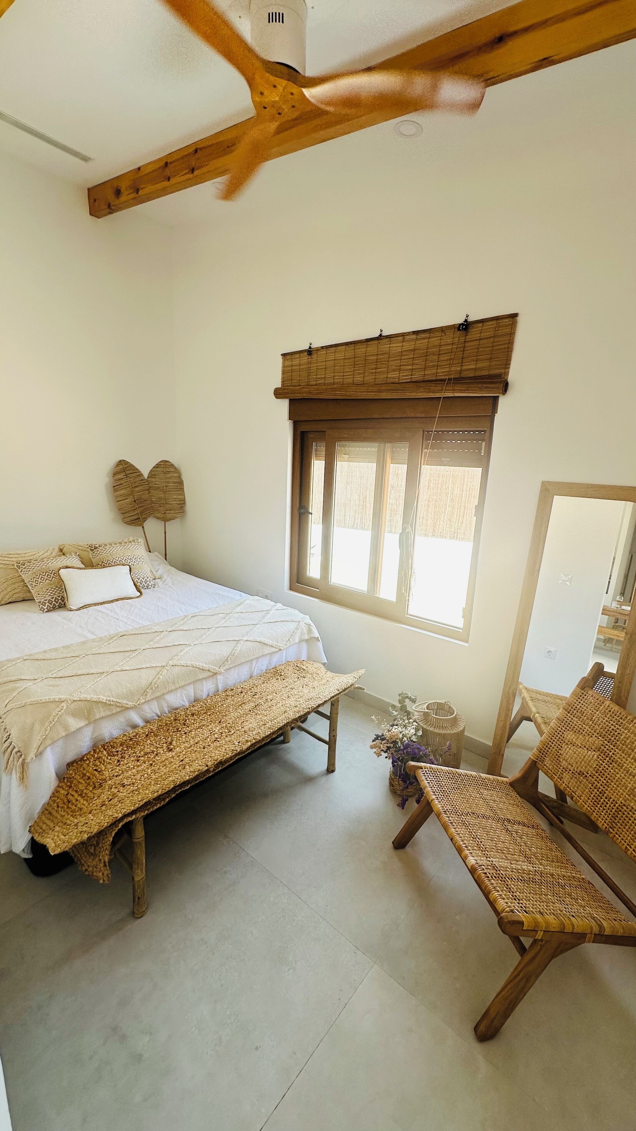 3 عدّة غرف نوم ومكواة/لوح كي وملاءات أسرّة