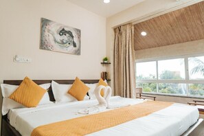 In-room safe, desk, iron/ironing board