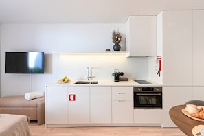 Jääkaappi, mikroaaltouuni, liesi, astianpesukone