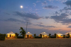 Yurtas con una sola habitación, dispuestas en fila con vista despejada al cielo.