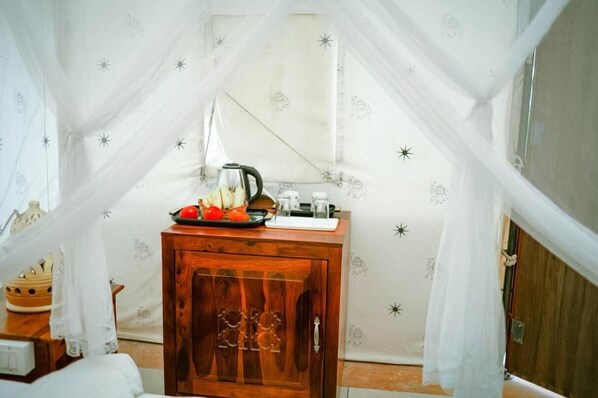 Una habitación con un armario de madera, una cafetera y un frutero.