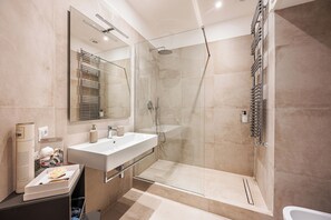 Dusche, Haartrockner, Bidet, Handtücher