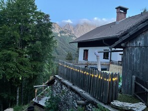 Property grounds - Holiday Home 'Berghaus Auf 1200m Höhe' with Mountain View, Shared Terrace and Wi-Fi (Bodental)