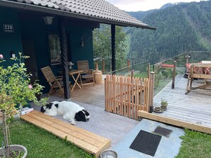Outdoor dining - Holiday Home 'Berghaus Auf 1200m Höhe' with Mountain View, Shared Terrace and Wi-Fi (Bodental)