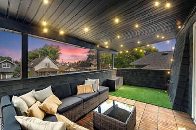 Portage Park,Jacuzzi, Movie Theater, Game Room, Gym, Arcade, Fits 16 Guest, Deck