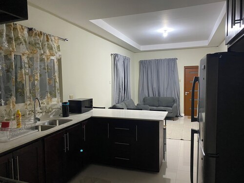 Tropical getaway: Modern 2-Bedroom in Ocho Rios. Near Attractions, 24hr security