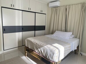 2 bedrooms, iron/ironing board, free WiFi, bed sheets - Tropical getaway: Modern 2-Bedroom in Ocho Rios. Near Attractions, 24hr security (Ocho Rios)